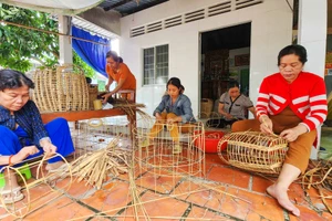 Hơn 15 năm qua, chị Lang đã lặng lẽ ‘truyền lửa’ nghề đan cho các chị em phụ nữ đồng bào dân tộc.