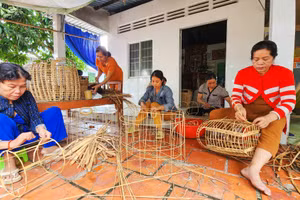 Hơn 15 năm qua, chị Lang đã lặng lẽ ‘truyền lửa’ nghề đan cho các chị em phụ nữ đồng bào dân tộc.