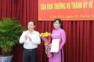 Bí thư Thành ủy Cần Thơ Nguyễn Văn Hiếu trao quyết định cho bà Võ Kim Thoa.