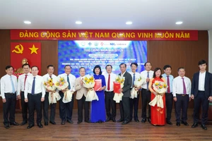 Ông Huỳnh Thành Đạt, Bộ trưởng Bộ KH&CN; Bí thư Thành ủy Cần Thơ Nguyễn Văn Hiếu; ông Trần Việt Trường, Chủ tịch UBND TP Cần Thơ, chúc mừng các đơn vị ký kết hợp tác.