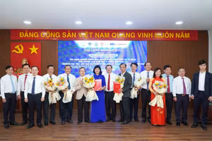 Ông Huỳnh Thành Đạt, Bộ trưởng Bộ KH&CN; Bí thư Thành ủy Cần Thơ Nguyễn Văn Hiếu; ông Trần Việt Trường, Chủ tịch UBND TP Cần Thơ, chúc mừng các đơn vị ký kết hợp tác.