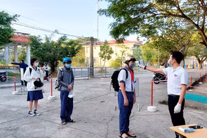 Đo thân nhiệt cho học sinh trước khi vào trường.