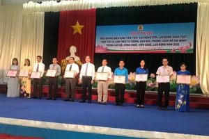 Nhà giáo nhận khen thưởng Lao động giỏi, lao động sáng tạo, Học tập và làm theo tư tưởng, đạo đức, phong cách Hồ Chí Minh. Ảnh: P. Khuyên.