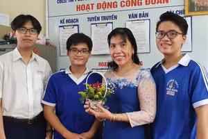 HS Trường THPT Bùi Hữu Nghĩa (TP Cần Thơ) tặng cô giáo giỏ hoa nhân ngày 8/3.