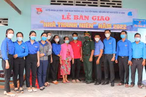 Đoàn Trường ĐH Kiên Giang, huyện Đoàn An Minh và đại diện xã Thuận Hòa bàn giao Nhà Thanh niên cho gia đình anh Nguyễn Văn Duy.