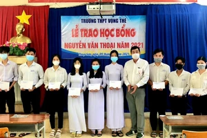 Trao học bổng cho học sinh nghèo vượt khó.