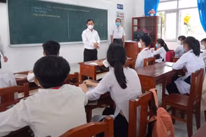 Ông Nguyễn Văn Vĩnh, Chủ tịch UBND tỉnh Tiền Giang thăm thầy, trò Trường THCS Phú Phong, huyện Châu Thành sáng 7/2.