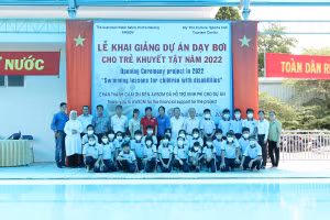 HS trường Khuyết tật Nhân Ái chụp ảnh lưu niệm cùng Ban tổ chức.