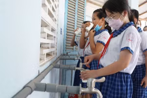 Các em học sinh uống nước sạch từ hệ thống máy lọc nước.