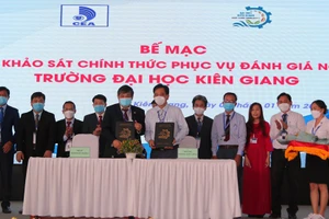 Ký kết hoàn thành đợt khảo sát chính thức phục vụ đánh giá ngoài Trường ĐH Kiên Giang.