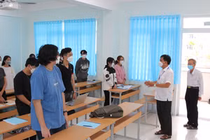 Ban Giám hiệu Trường ĐH Kiên Giang kiểm tra công tác phòng, chống dịch Covid-19 tại lớp học.