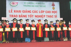 Khen thưởng học viên tốt nghiệp thạc sĩ loại giỏi, xuất sắc.