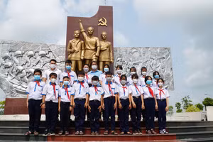 HS Trường THCS Trung An (huyện Cờ Đỏ, TP Cần Thơ) trải nghiệm tại Khu di tích An Nam Cộng sản Đảng Cờ Đỏ.