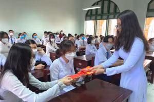 Những phần quà lì xì nho nhỏ được Ban cán sự lớp gởi đến các bạn.