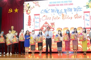 Trường tặng quà Tết cho các lưu học sinh.