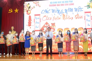 Trường tặng quà Tết cho các lưu học sinh.