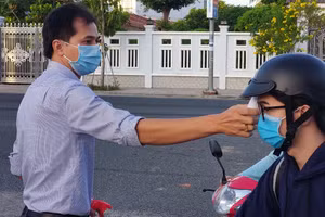 Đo thân nhiệt cho học sinh trước khi vào trường.