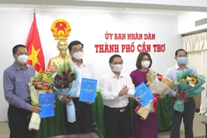 Ông Trần Việt Trường, Chủ tịch UBND TP Cần Thơ trao quyết định điều động nhân sự đối với lãnh đạo một số sở ngành chủ chốt của thành phố.