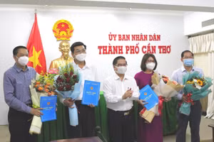 Ông Trần Việt Trường, Chủ tịch UBND TP Cần Thơ trao quyết định điều động nhân sự đối với lãnh đạo một số sở ngành chủ chốt của thành phố.