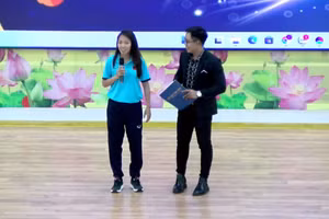 Tuyển thủ Huỳnh Như giao lưu cùng sinh viên Trường ĐH Trà Vinh.