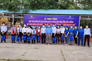 HS nghèo, hoàn cảnh khó khăn Trường THPT Vĩnh Hải được tặng máy tính bảng.