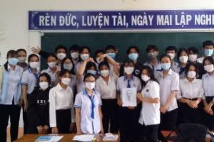 Tập thể lớp 12A1 bên bức chân dung Bác Hồ do em Mộng Nghi vẽ.