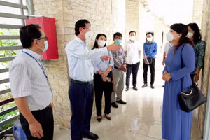 Phó Chủ tịch UBND tỉnh An Giang Lê Văn Phước và lãnh đạo Sở GD&ĐT trao đổi cùng Ban Giám hiệu các trường về công tác đảm bảo an toàn sức khỏe học sinh trong những ngày đến trường học trực tiếp.