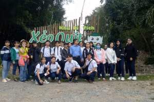 Thầy, trò Trường THPT Hà Huy Giáp (TP Cần Thơ) thăm khu di tích tại tỉnh Đồng Tháp.