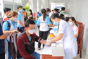 Đông đảo viên chức, giảng viên, sinh viên Trường ĐH Kiên Giang tham gia hiến máu tình nguyện.