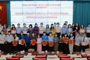 Đại biểu chụp hình lưu niệm tai Hội nghị.
