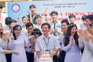 Thầy Nguyễn Hữu Định trong hoạt động cùng học trò. Ảnh tư liệu.