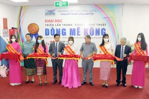 Các đại biểu cắt băng khai mạc triển lãm.