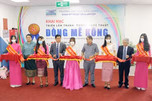 Các đại biểu cắt băng khai mạc triển lãm.