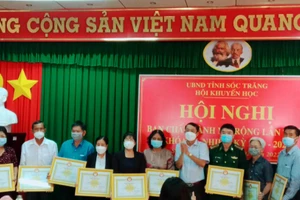 Tập thể, cá nhân đạt thành tích xuất sắc trong phong trào thi đua khuyến học, khuyến tài, xây dựng xã hội học tập năm 2021.