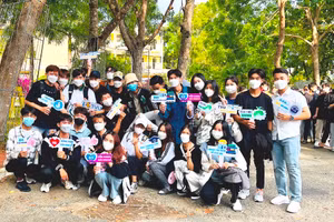 Các em HS tham gia trải nghiệm tại Trường ĐH Trà Vinh.