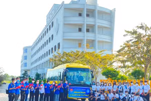 Trường ĐH Kiên Giang đưa sinh viên Campuchia về nước thăm gia đình nhân dịp Tết.