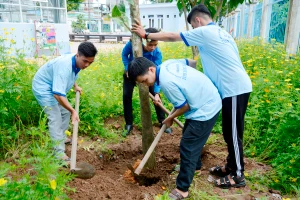 Sinh viên Trường ĐH Đồng Tháp tham gia trồng cây hưởng ứng Ngày Môi trường thế giới.