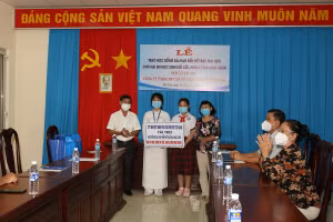 Trao học bổng và quà tặng cho 2 em.