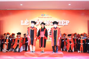 Trường Đại học FPT Cần Thơ trao bằng tốt nghiệp cho sinh viên.
