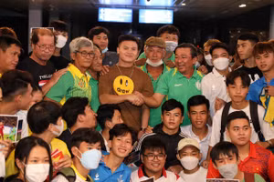 Tuyển thủ Nguyễn Quang Hải được người hâm mộ Cần Thơ chào mừng nồng nhiệt.