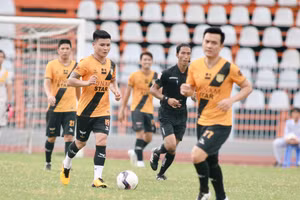 Quang Hải và nghệ sĩ đá bóng góp quỹ giúp trẻ bị ảnh hưởng bởi dịch Covid-19.