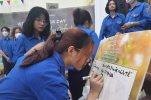 Sinh viên Học viện Phụ nữ Việt Nam ký cam kết hưởng ứng các hoạt động Ngày Tiết kiệm thế giới năm 2022.