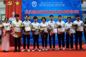Lãnh đạo Trường ĐH Mở Hà Nội vinh danh, khen thưởng sinh viên