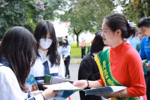 Rất đông phụ huynh và học sinh tìm hiểu thông tin tuyển sinh của Học viện Nông nghiệp Việt Nam.