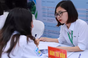 Thí sinh tham dự ngày hội tư vấn tuyển sinh, hướng nghiệp năm 2022