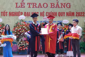 GS.TS Phạm Quang Trung trao bằng tốt nghiệp cho tân sinh viên