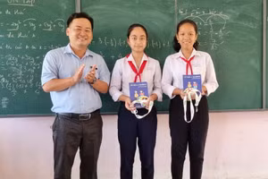 Thầy Huỳnh Bá Hiếu trao phần thưởng cho các học trò. Ảnh: NVCC