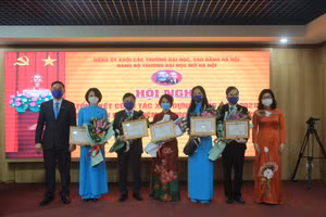 5 tập thể đạt tiêu chuẩn "Hoàn thành xuất sắc nhiệm vụ" tiêu biểu năm 2021 trong công tác xây dựng Đảng được vinh danh khen thưởng.