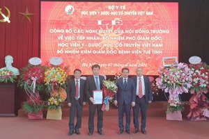 Đại diện Bộ Y tế, lãnh đạo Học viện Y - Dược học cổ truyền Việt Nam chúc mừng TS Lê Mạnh Cường (thứ hai từ trái qua phải)