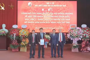 Đại diện Bộ Y tế, lãnh đạo Học viện Y - Dược học cổ truyền Việt Nam chúc mừng TS Lê Mạnh Cường (thứ hai từ trái qua phải)